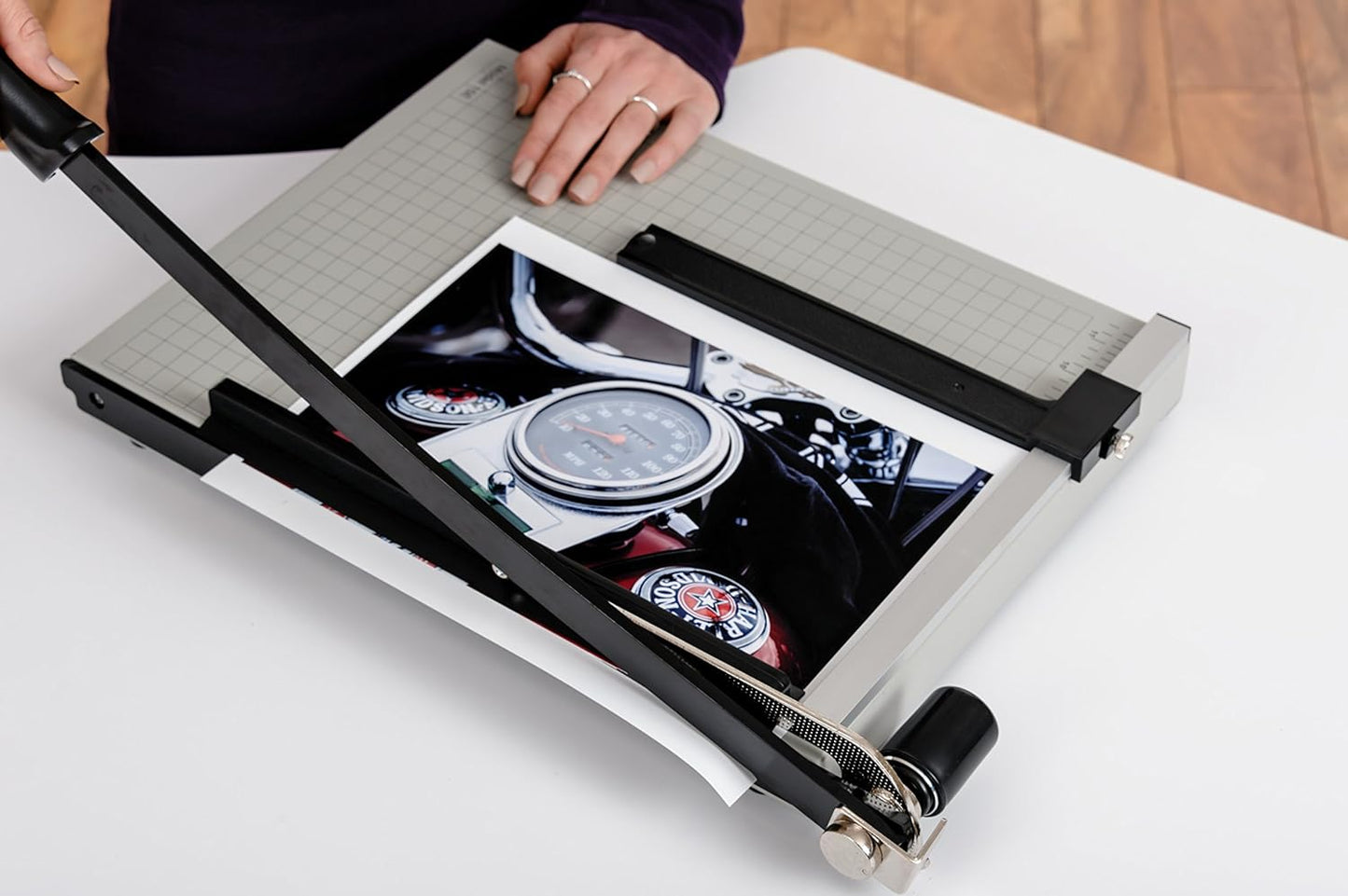 Dahle 15e Vantage Paper Trimmer, 15" Cut Length, 15 Sheet, Automatic Clamp, Adjustable Guide, Metal Base with 1/2" Gridlines, Guillotine Paper Cutter